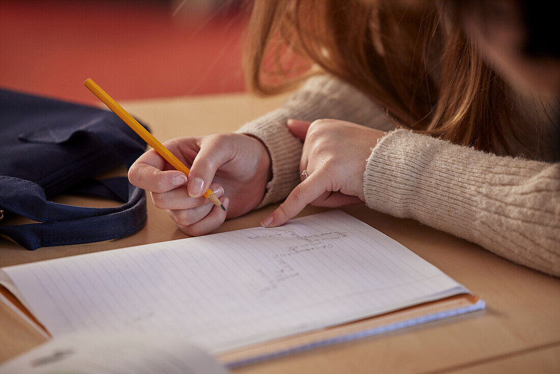 Schüler macht Notizen in der Klasse