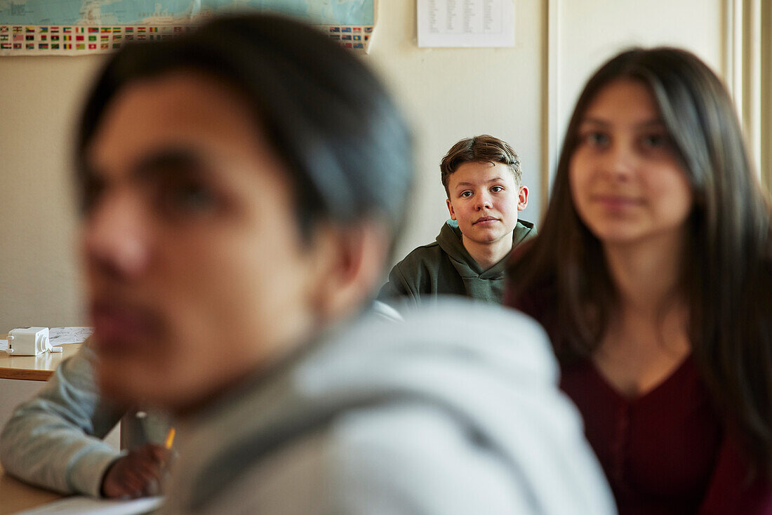 Gruppe von Schülern, die in der Klasse sitzen