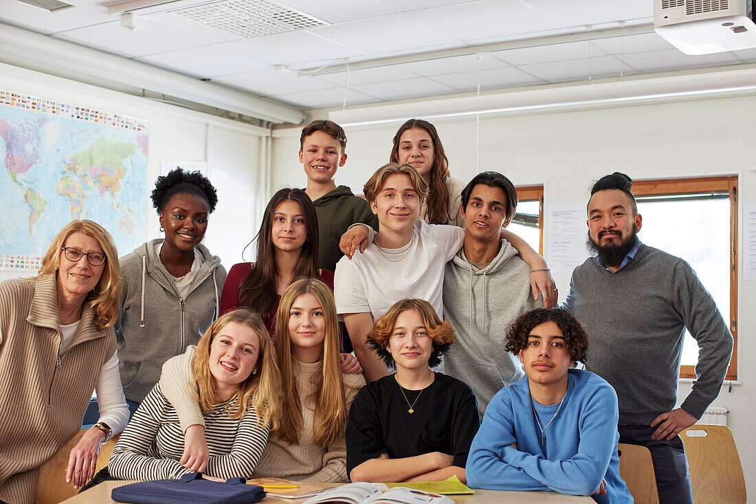 Porträt von Schülern und Lehrern in der Klasse