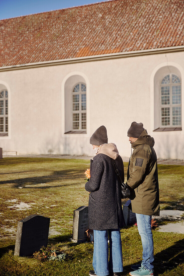 Ehepaar auf dem Friedhof