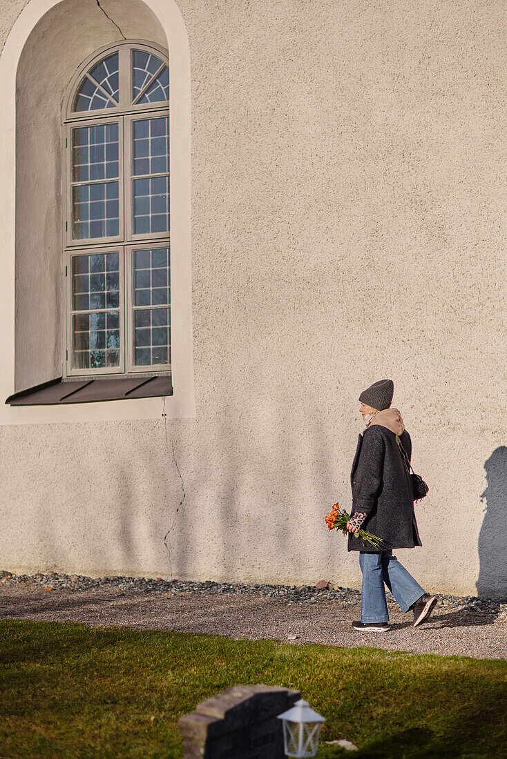 Frau auf dem Kirchhof