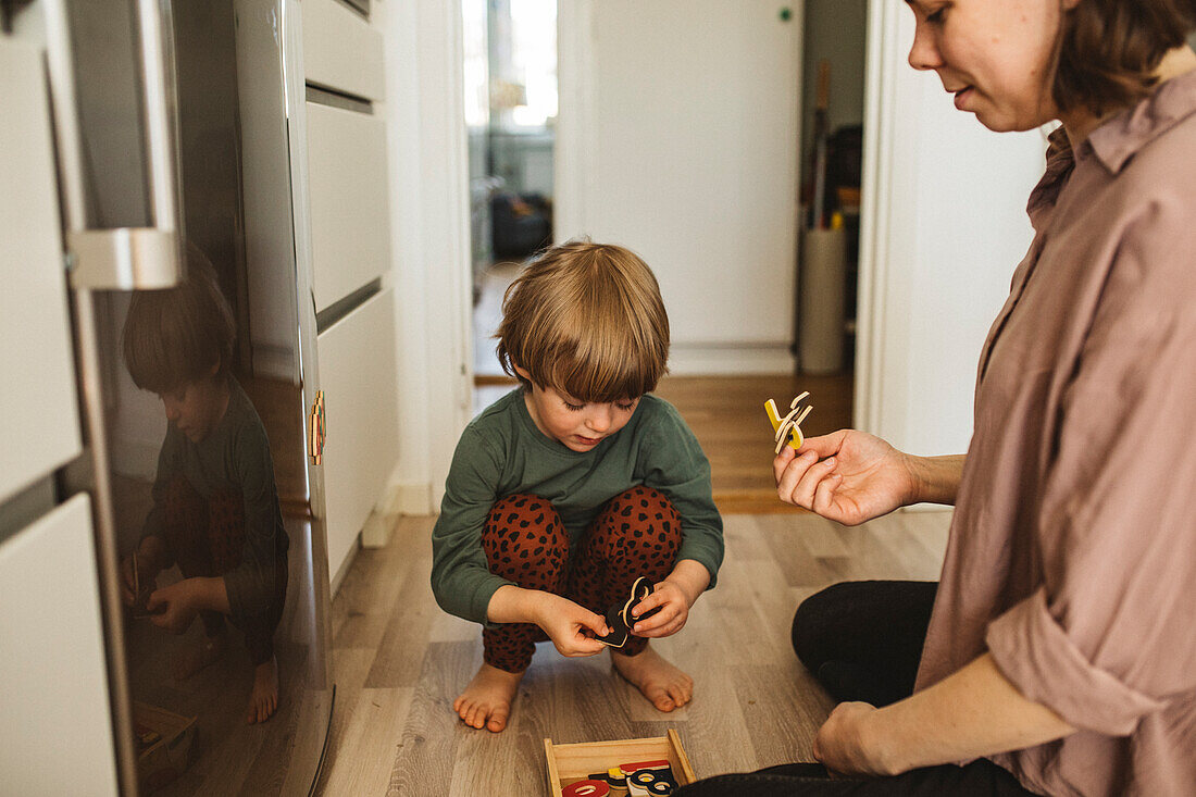 Mutter und Sohn spielen zusammen