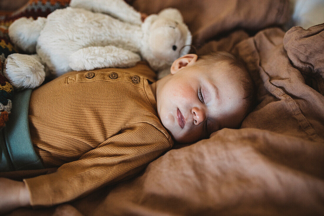 Baby schläft auf dem Bett