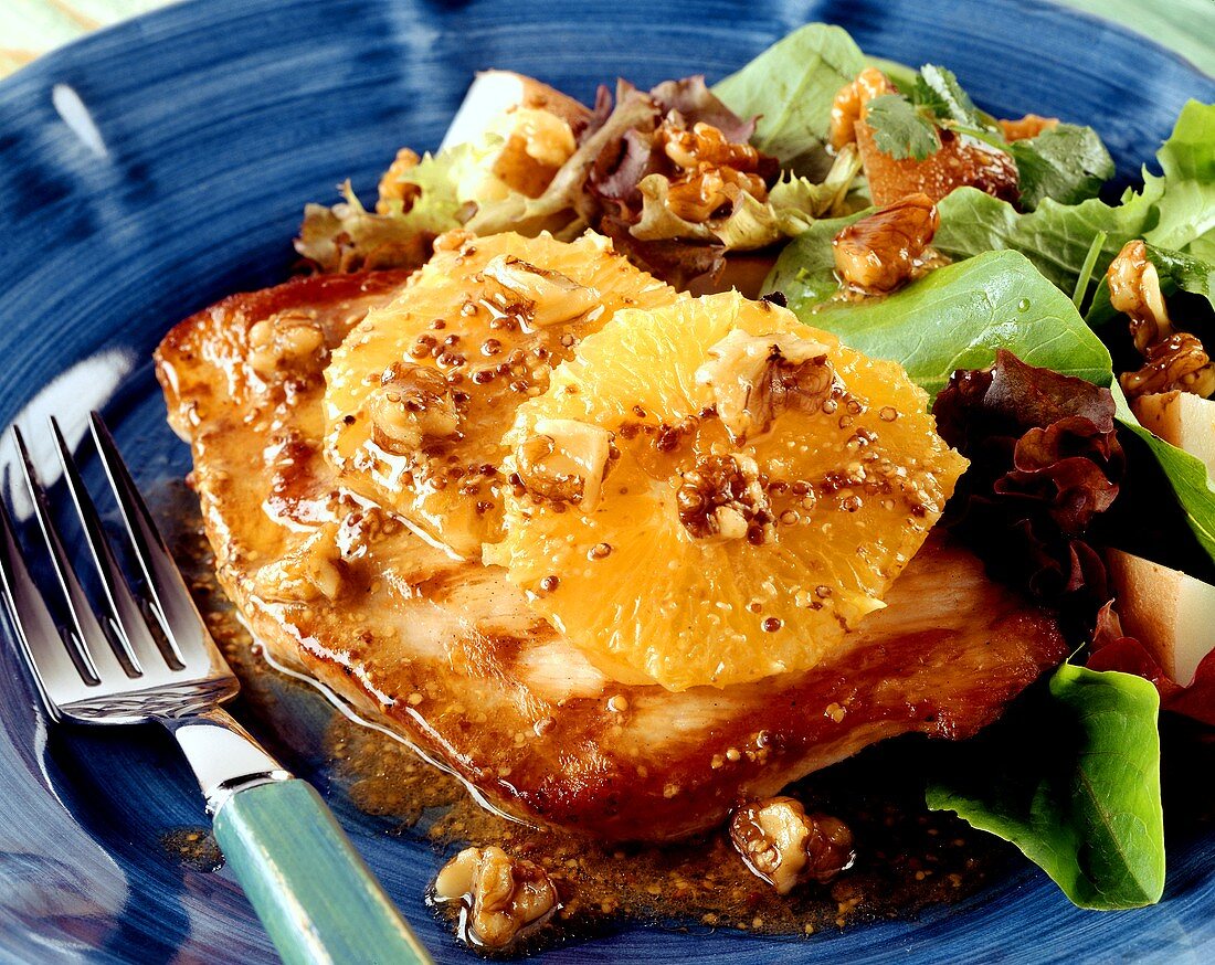 Gegrilltes Putenschnitzel mit Orangen-Walnuss-Kartoffel-Salat