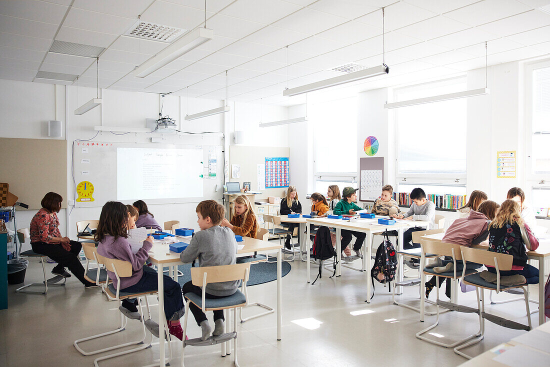 Schüler sitzen im Klassenzimmer