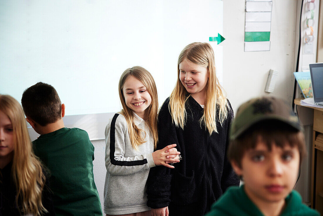 Lächelnde Schüler im Klassenzimmer