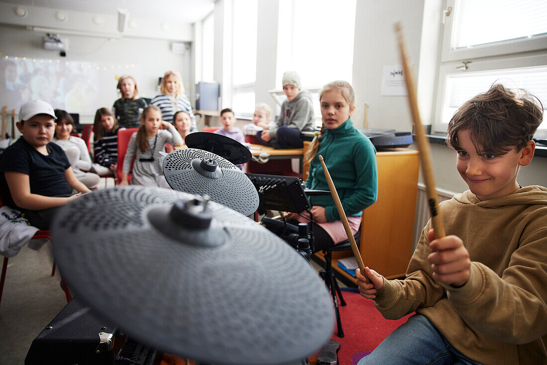 Trommelnde Kinder in der Schule