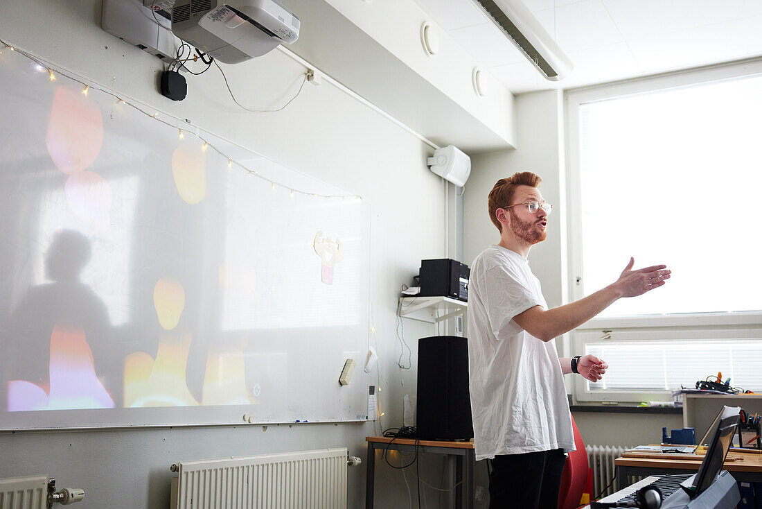 Männlicher Lehrer im Unterricht