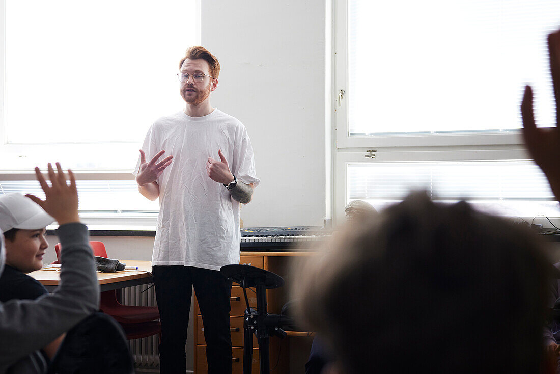 Männlicher Lehrer und Schüler im Klassenzimmer