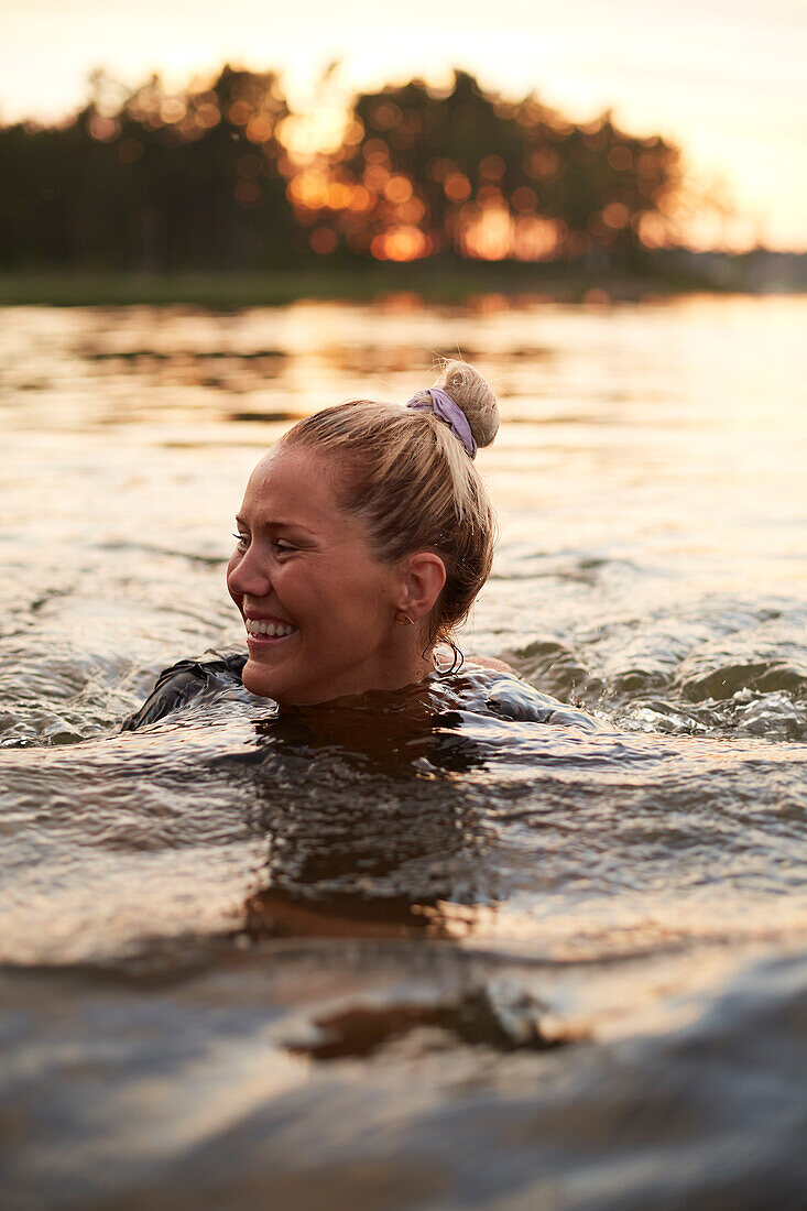 Frau beim Schwimmen im See