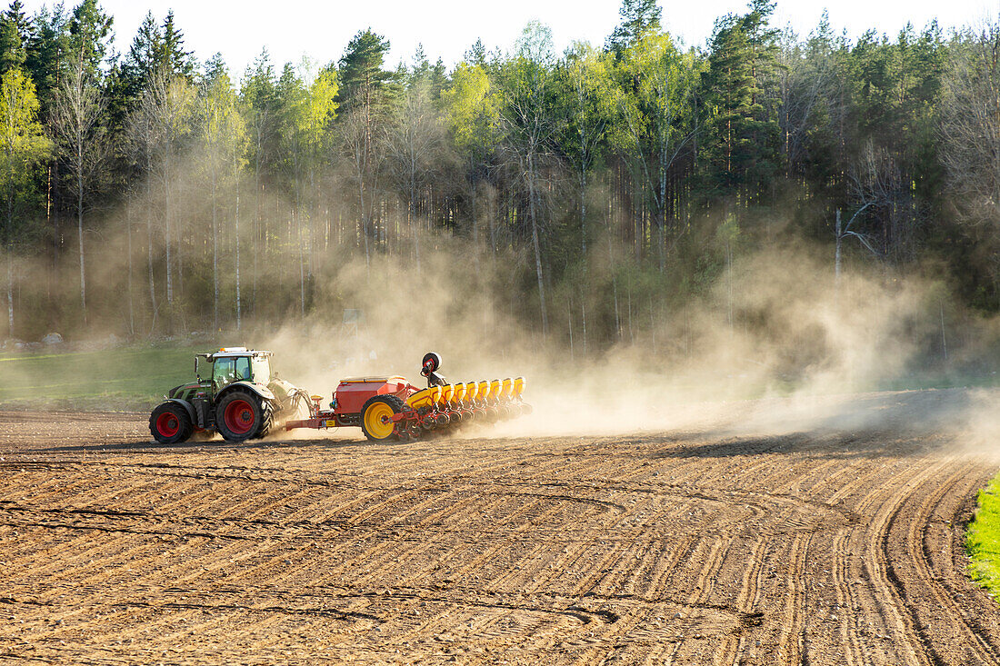 Traktor bei der Arbeit auf dem Bauernhof