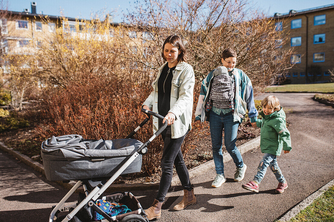 Frauen beim Spaziergang mit Kindern