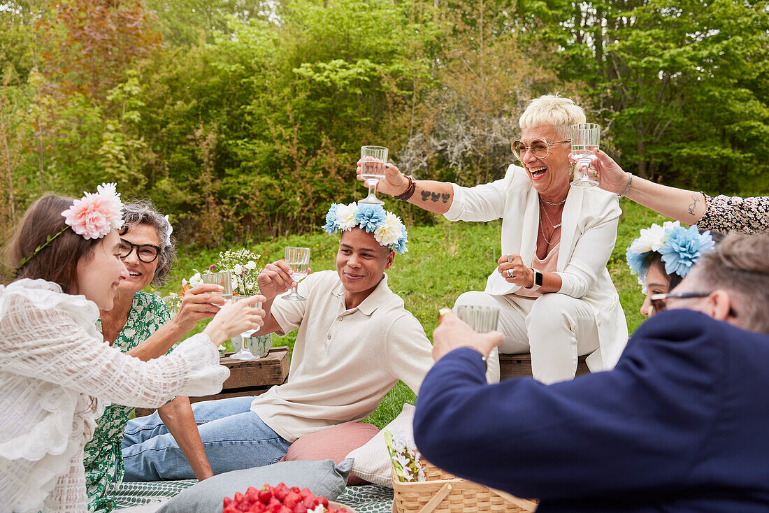 Familie stößt beim Picknick an