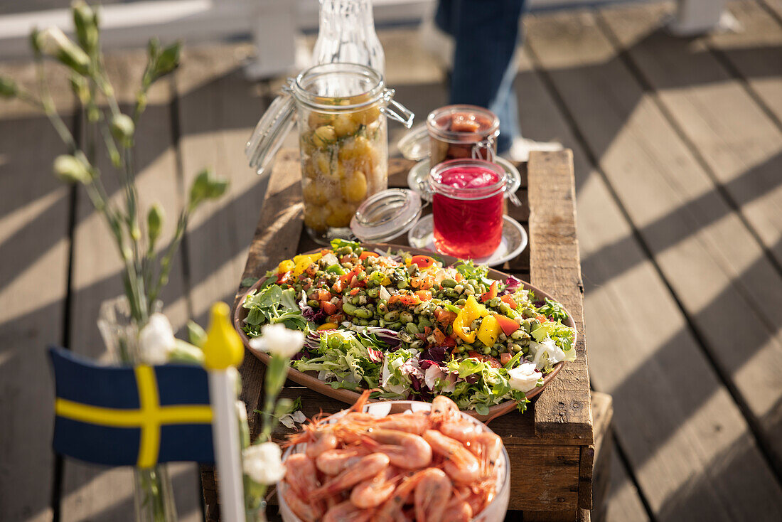 Snacks auf Holzkiste