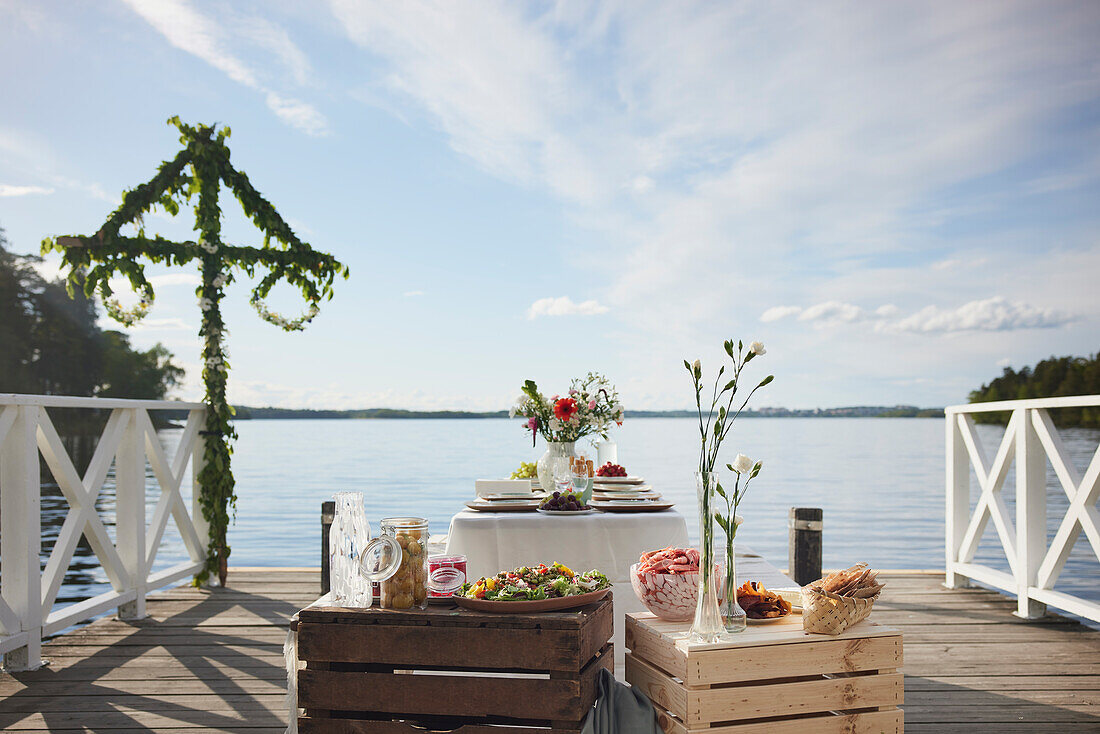 Tisch und Essen am See