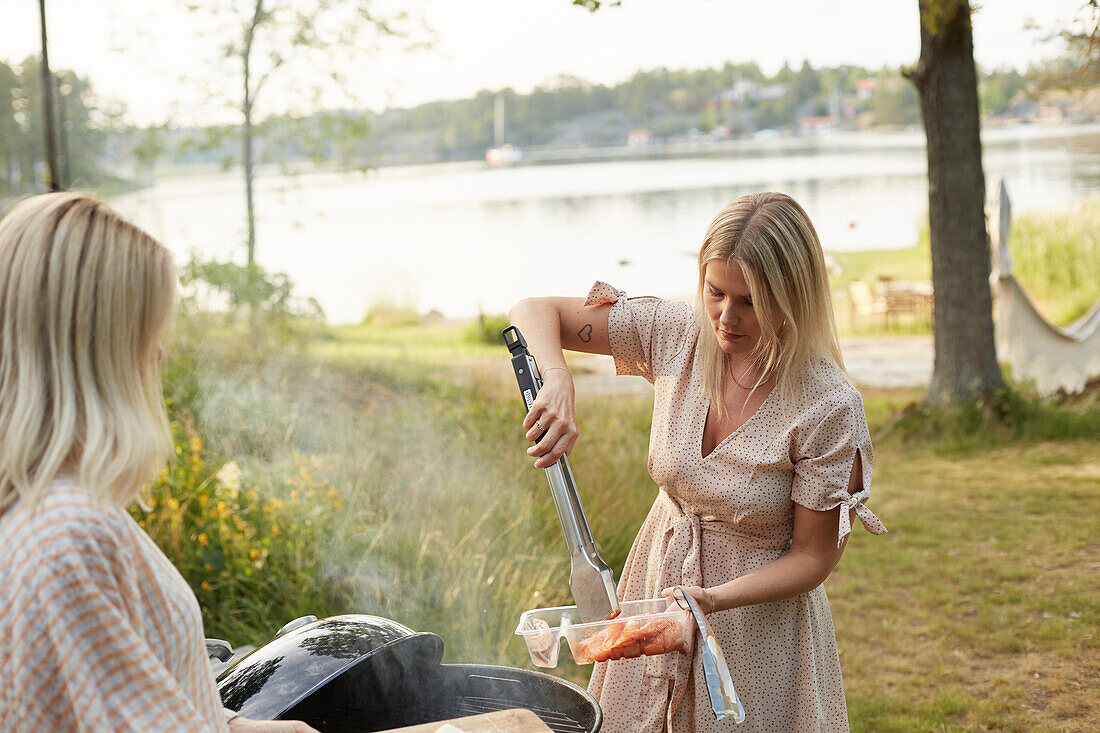 Frau bereitet Essen auf dem Grill vor