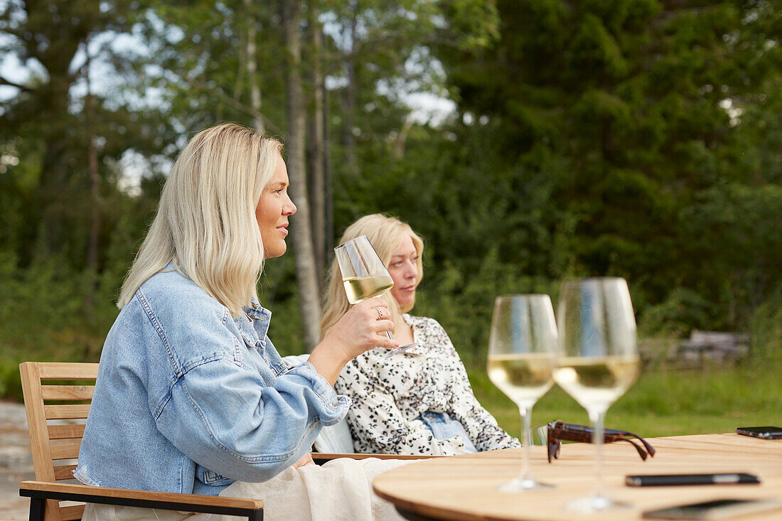 Freundinnen entspannen sich im Freien