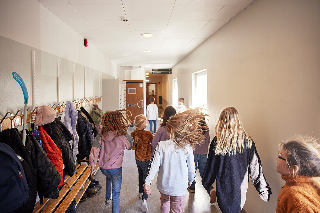 Mädchen im Schulkorridor