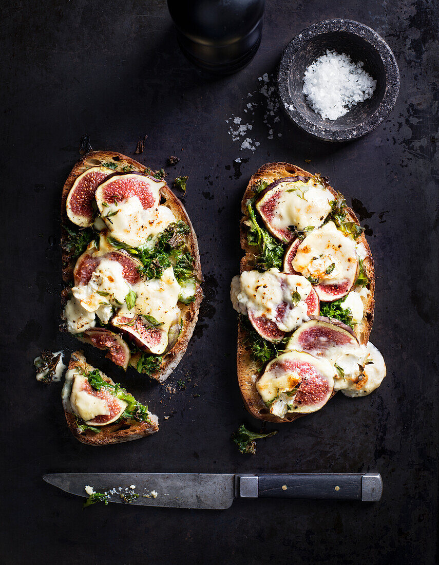 Bread with fig salad