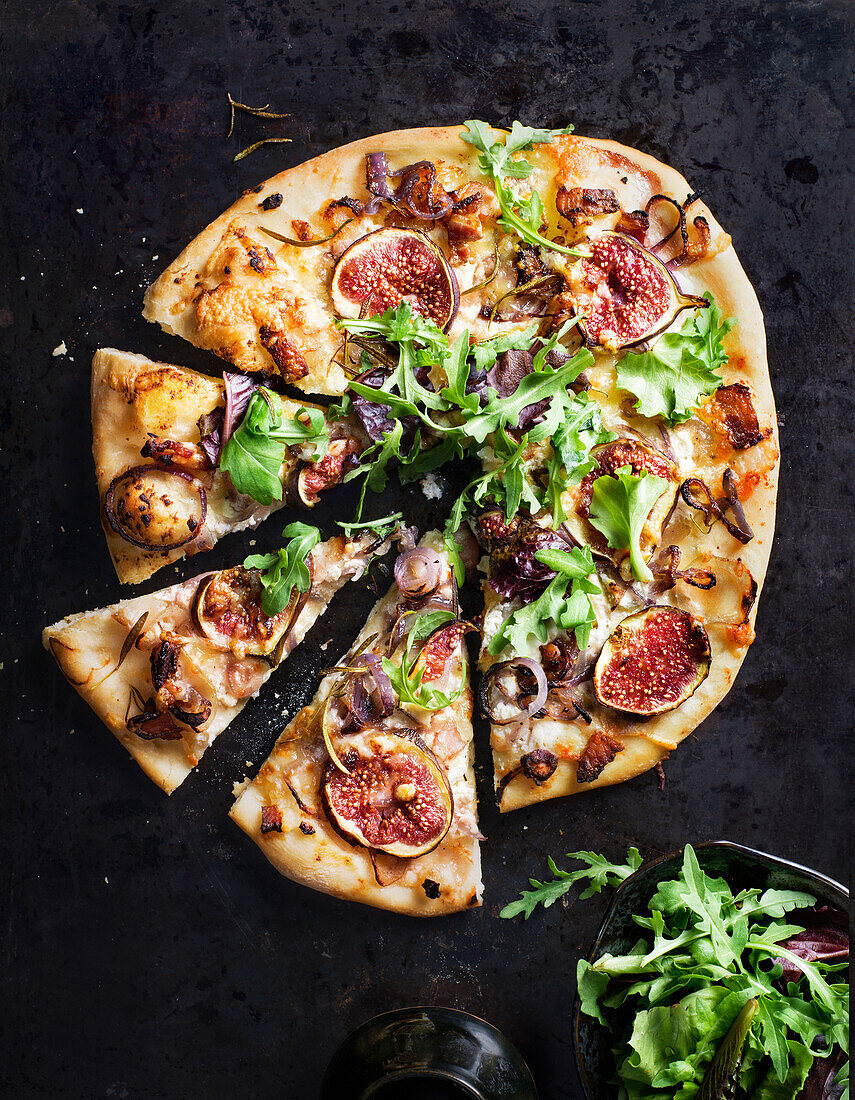 Pizza with figs and arugula