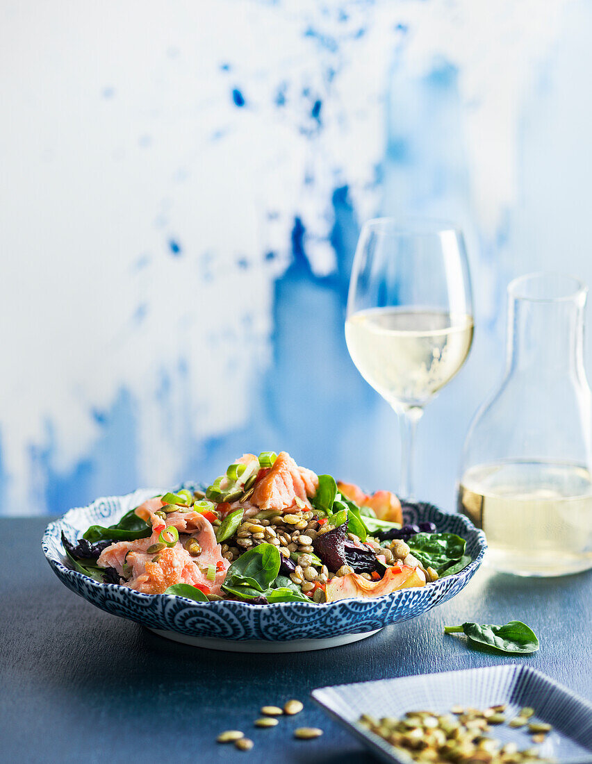 Salmon salad with lentils