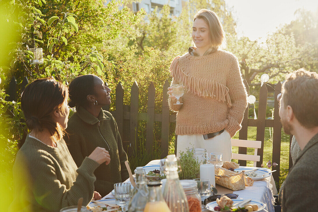 Freunde beim Essen im Garten