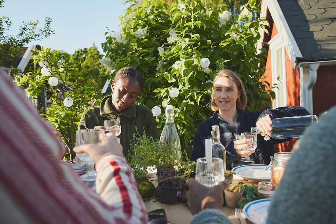 Freunde beim Essen im Garten