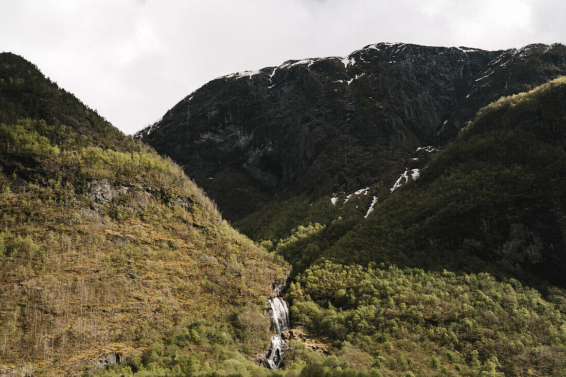 Junge Frau beim Wandern am Fjord