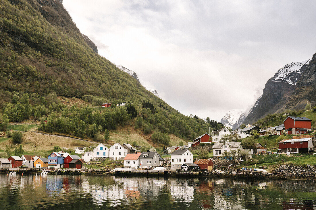 Frau reist mit Fähre im Fjord