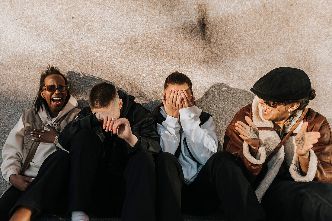 Glückliche Freunde sitzen zusammen