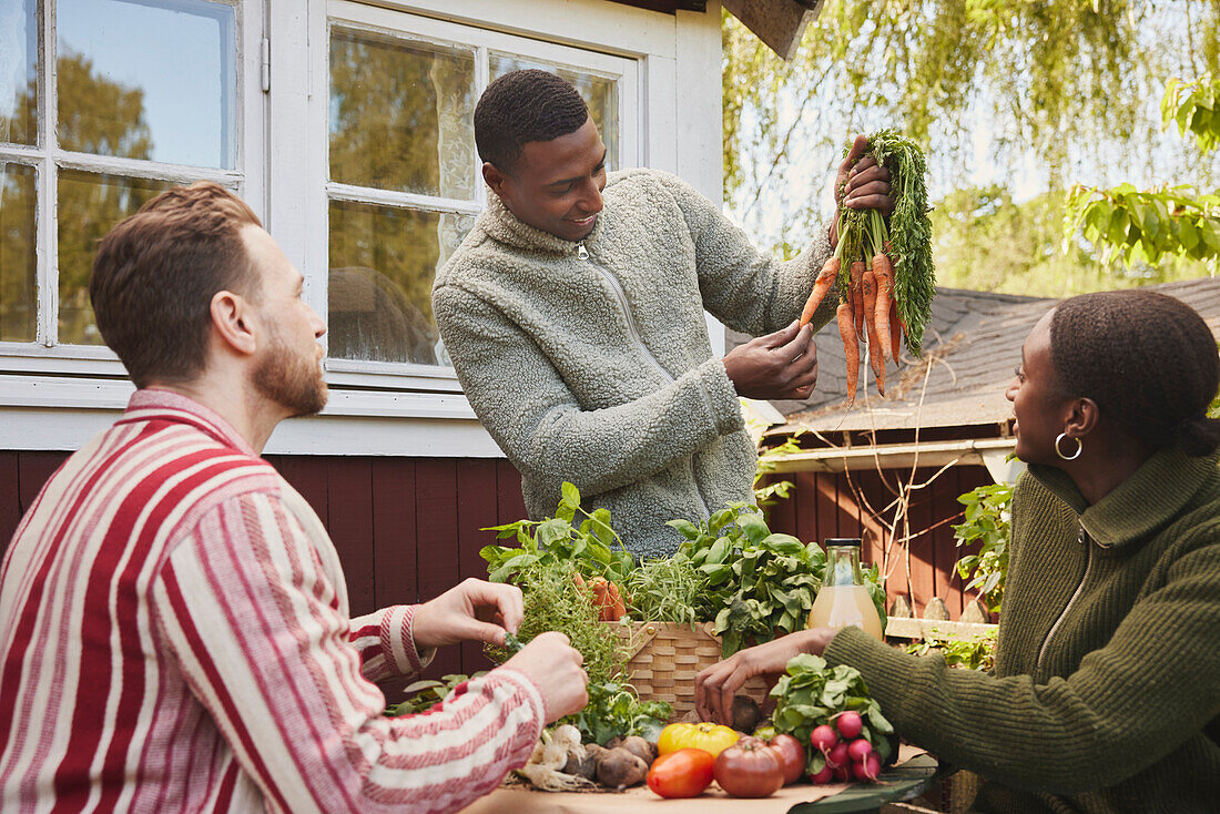 Freunde sitzen im Garten