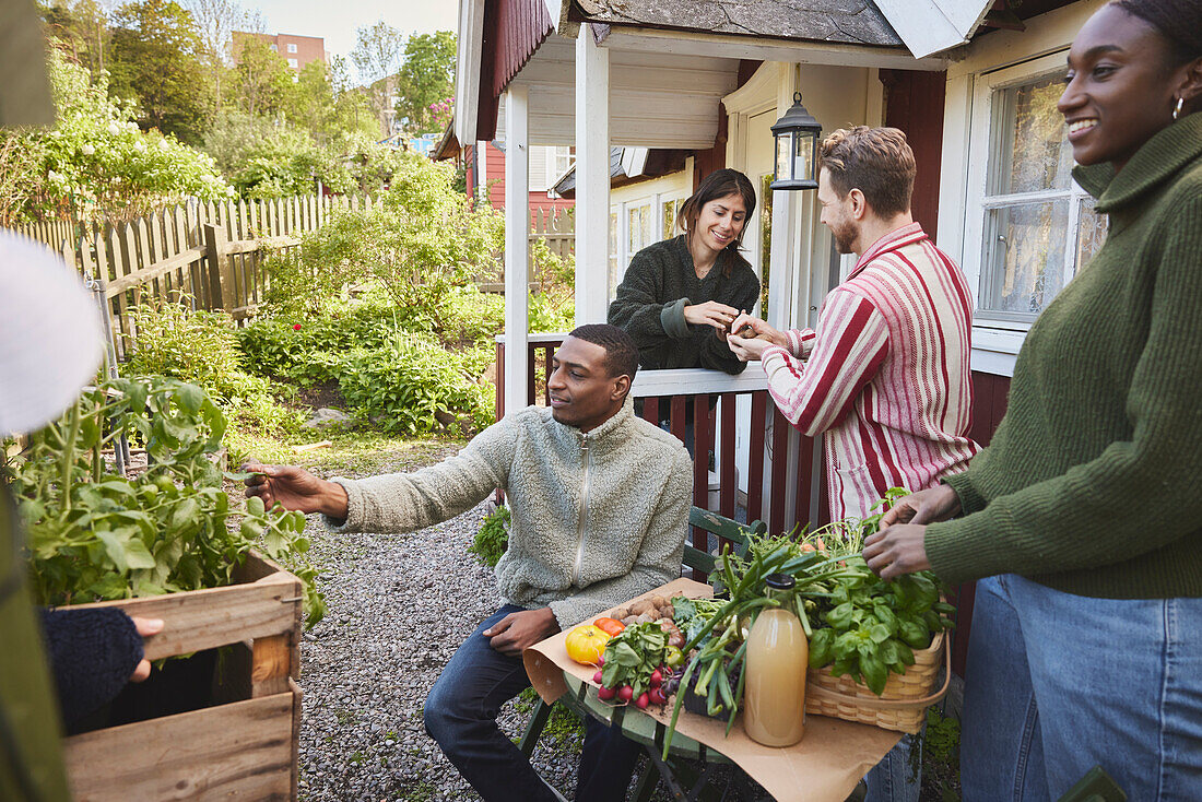 Freunde sitzen im Garten