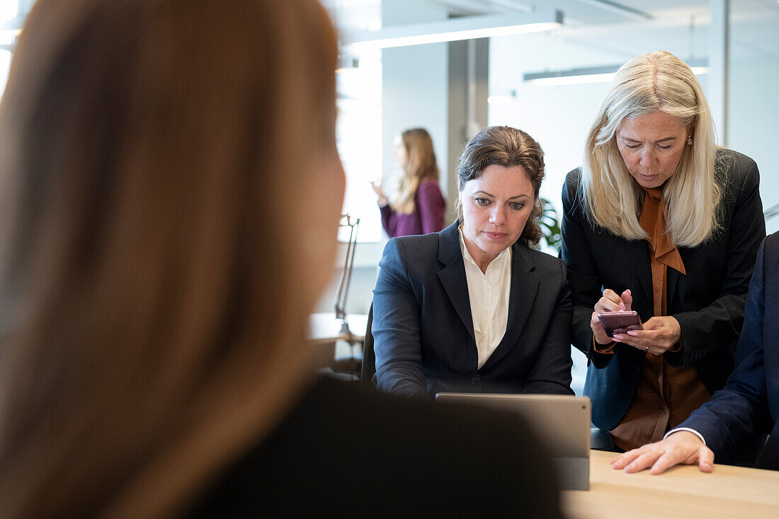 Geschäftsfrauen unterhalten sich im Büro