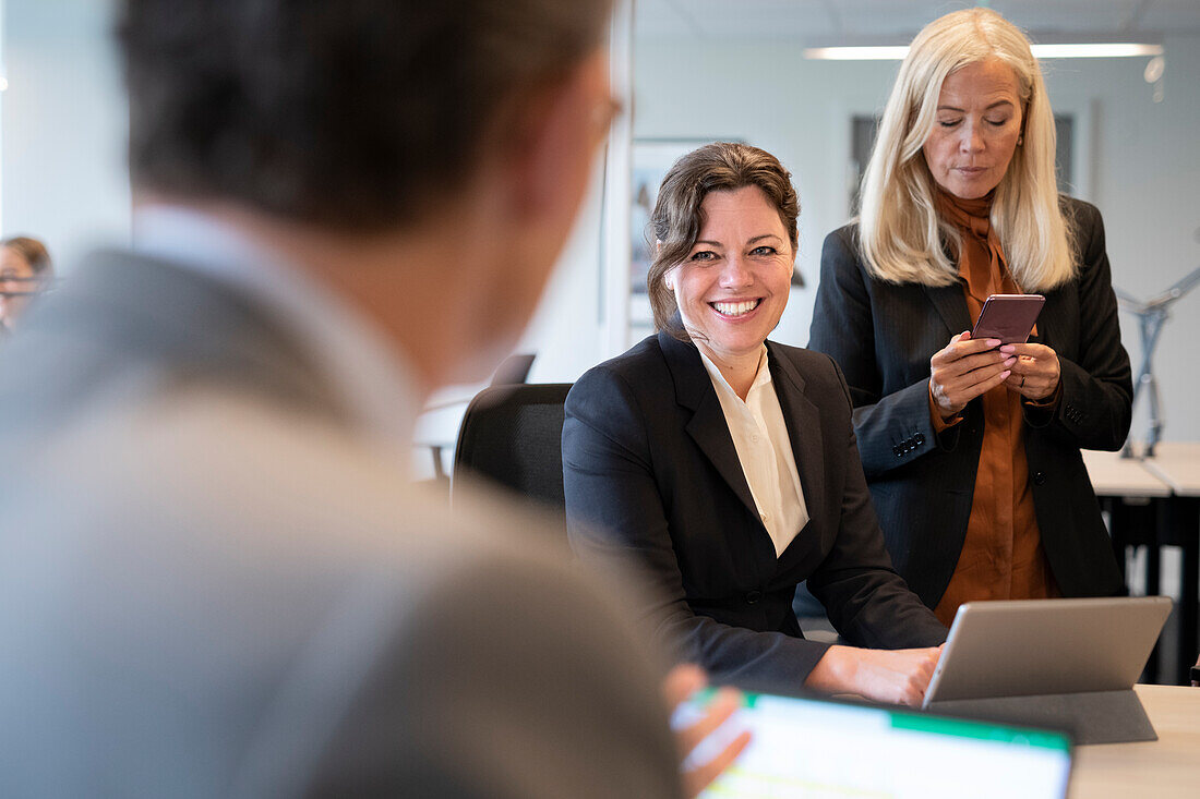 Geschäftsfrauen unterhalten sich im Büro