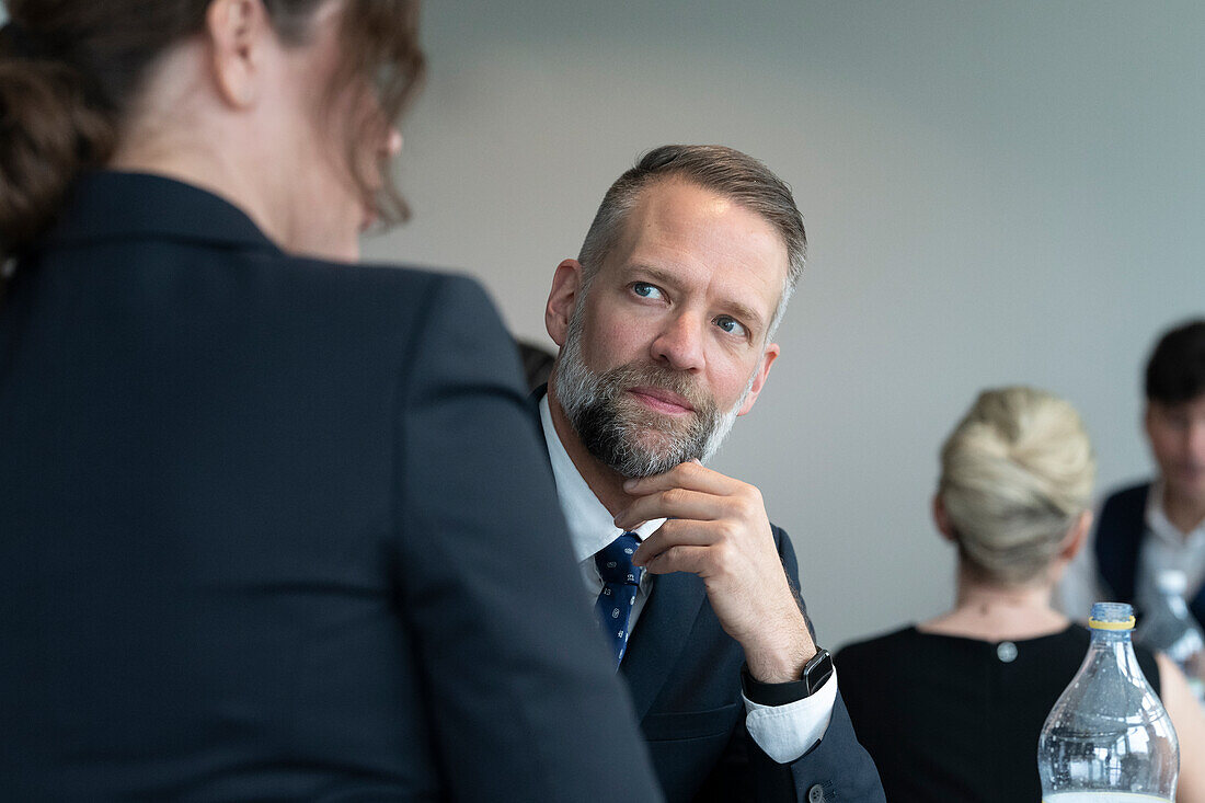 Reifer Geschäftsmann im Büro