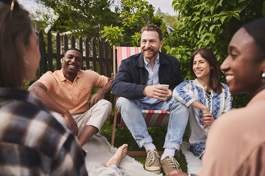 Freunde sitzen zusammen im Garten