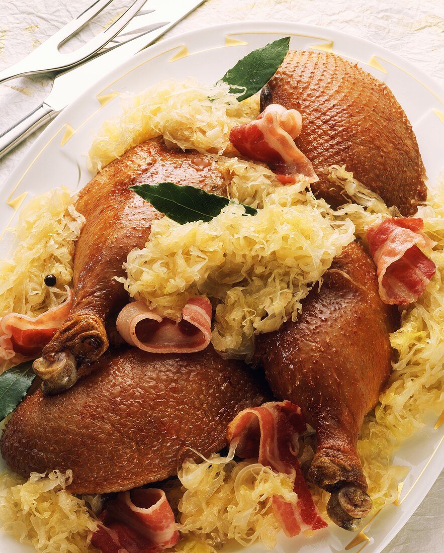 Knusprige Ente auf Sauerkraut mit … – Bilder kaufen – 137252 StockFood