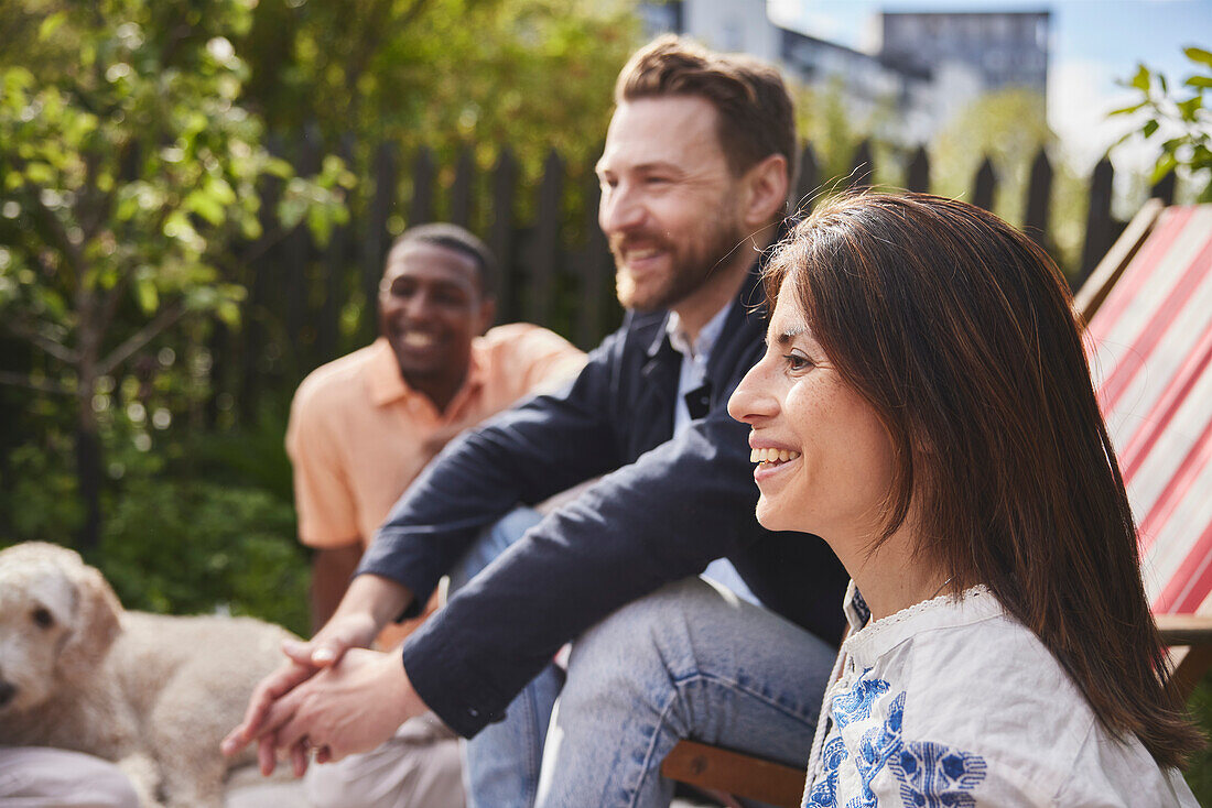 Freunde sitzen zusammen im Garten