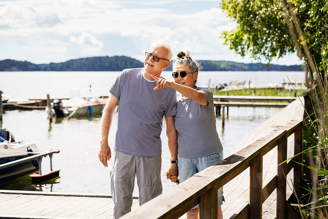 Älteres Paar ruht sich am Seeufer aus