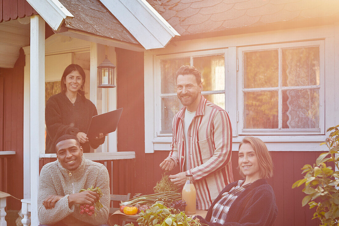 Freunde sitzen im Garten