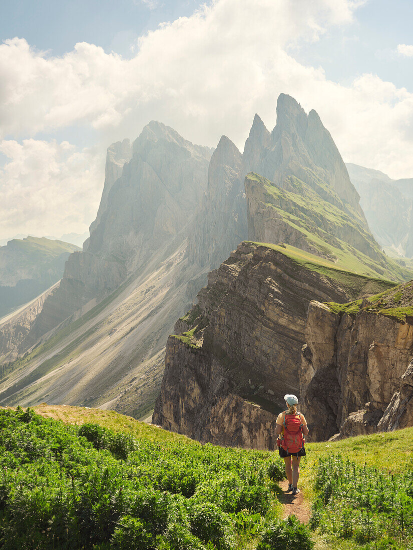 Blick auf einen Wanderer in den Bergen