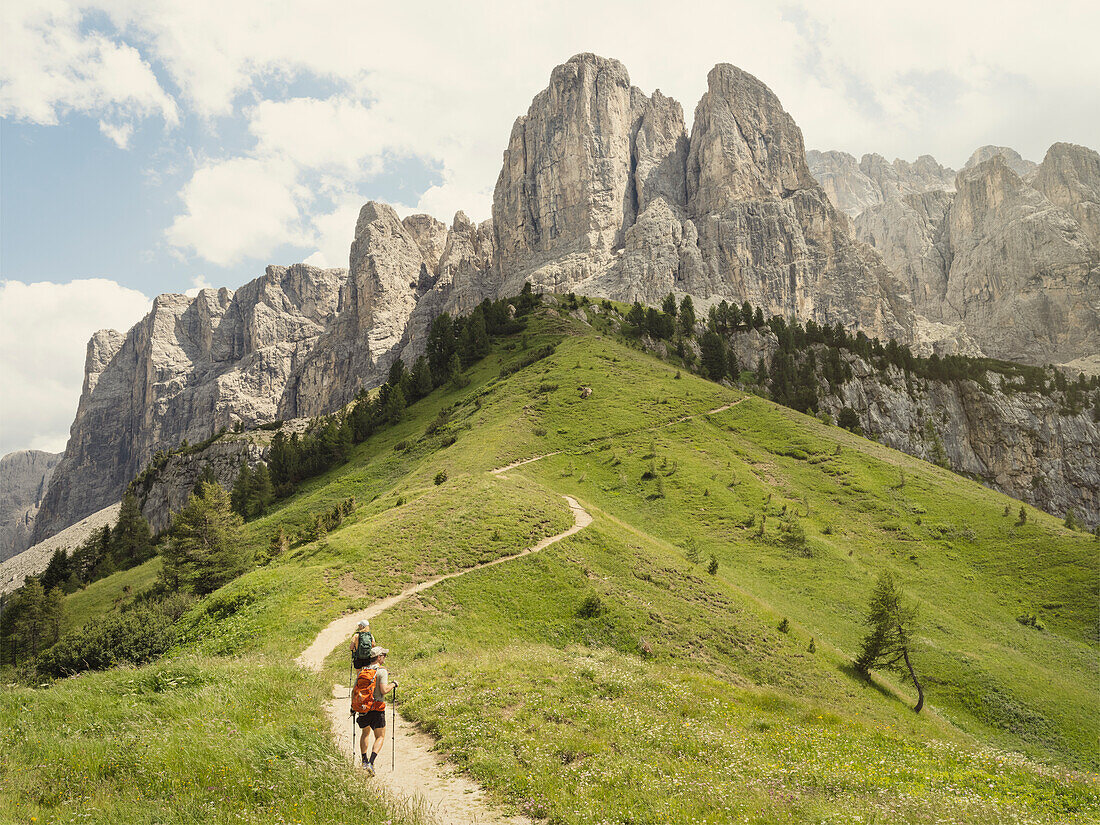 Blick auf einen Wanderer in den Bergen