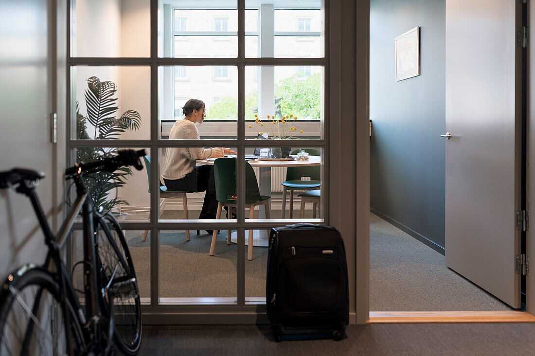 Frau sitzt im Büro