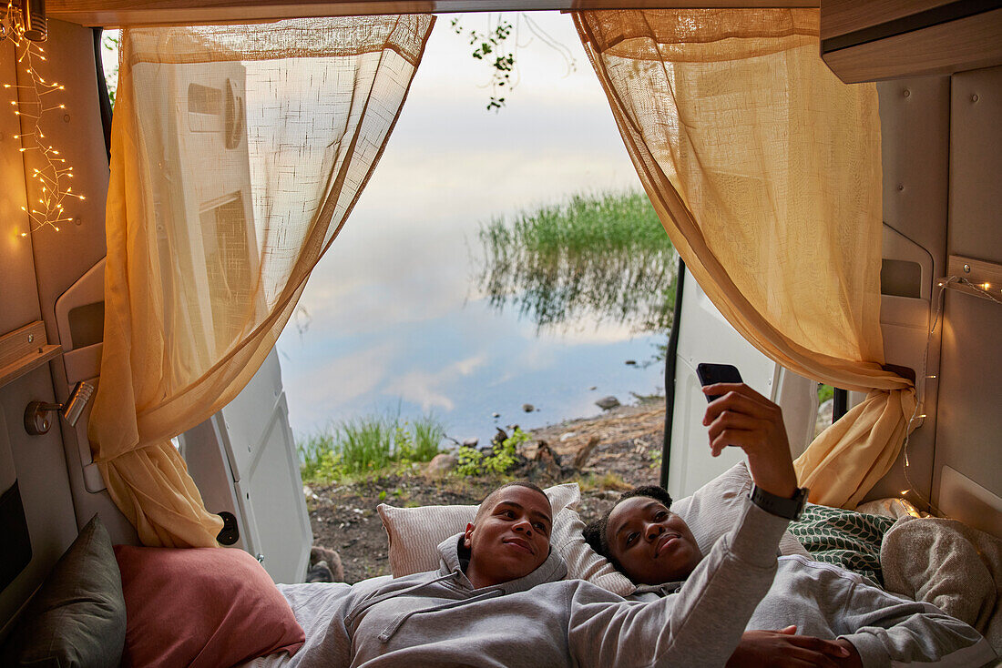 Junges Paar macht ein Selfie im Wohnmobil