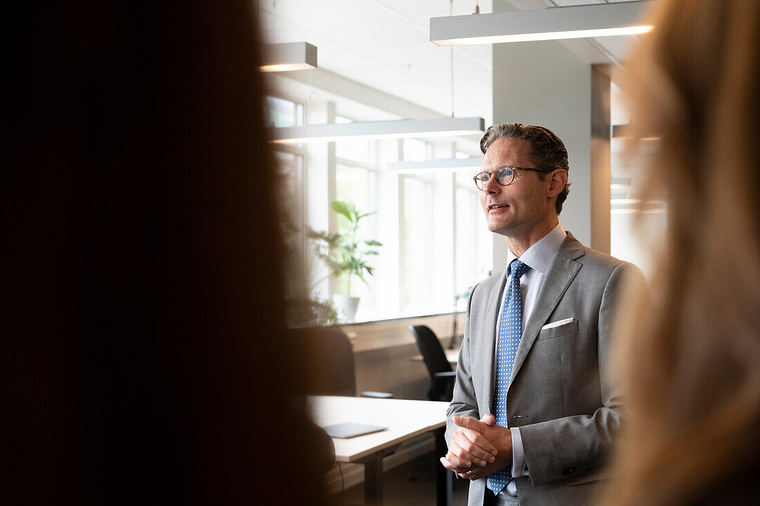 Reifer Geschäftsmann im Büro