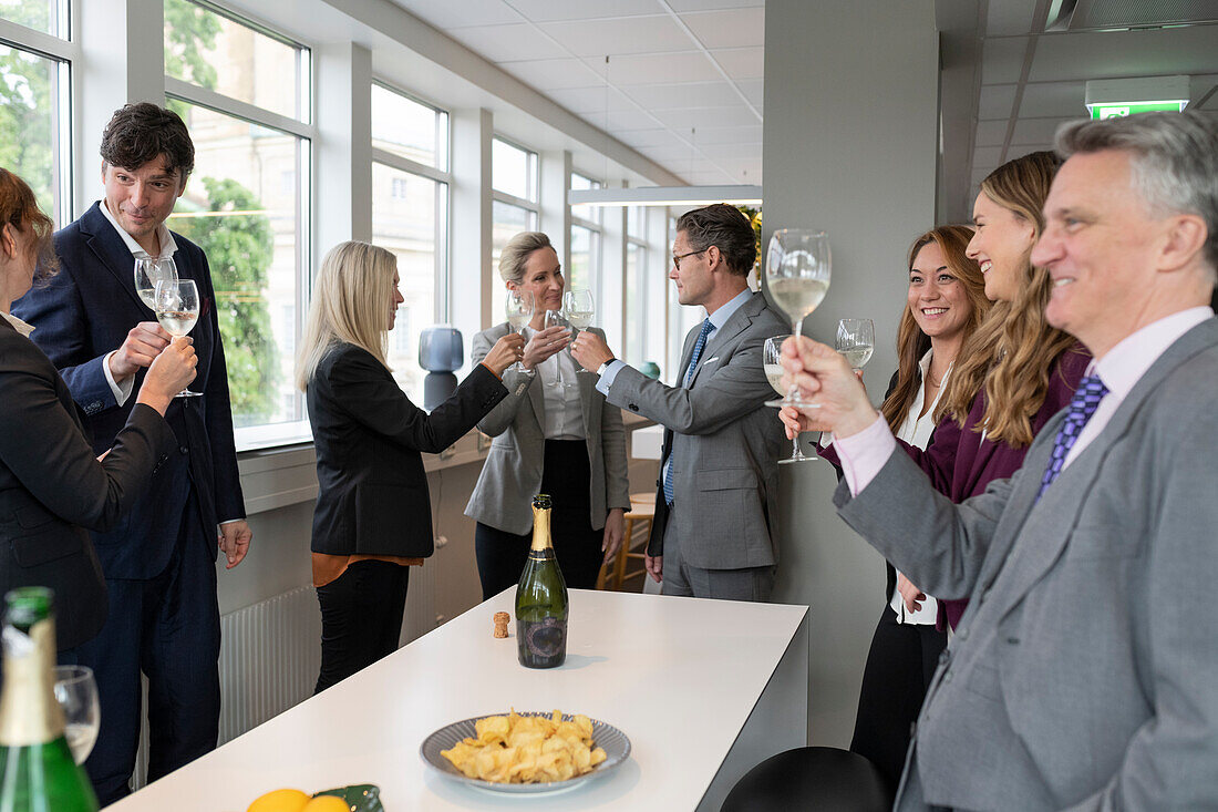 Geschäftsleute feiern mit Champagner