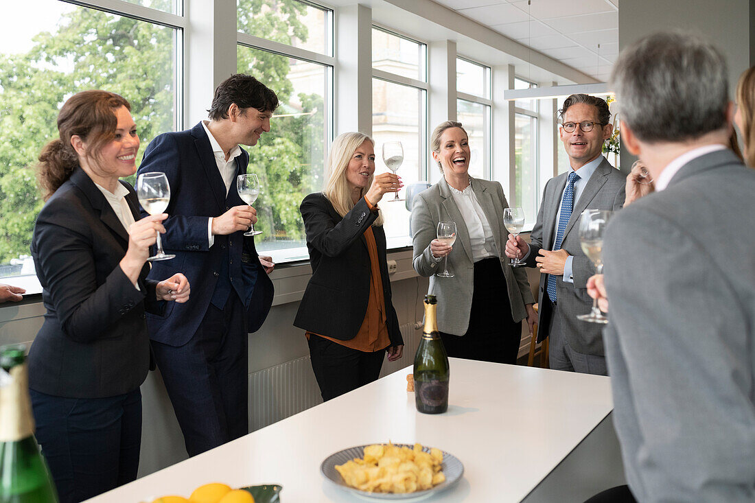 Geschäftsleute feiern mit Champagner