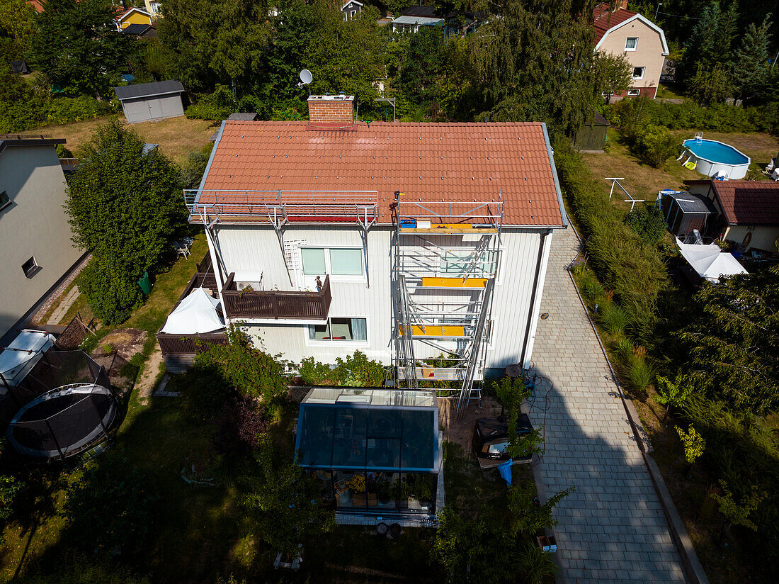 Luftaufnahme eines Hauses mit Baugerüst