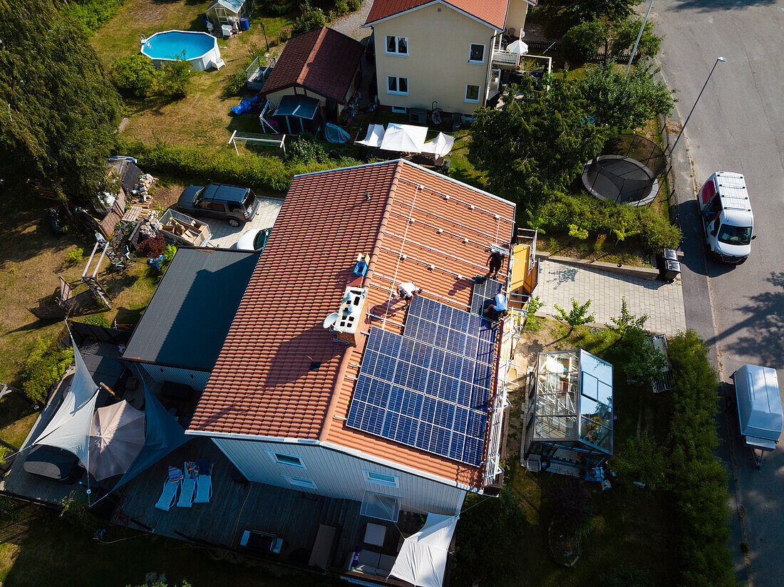 Installation von Sonnenkollektoren auf dem Dach eines Hauses