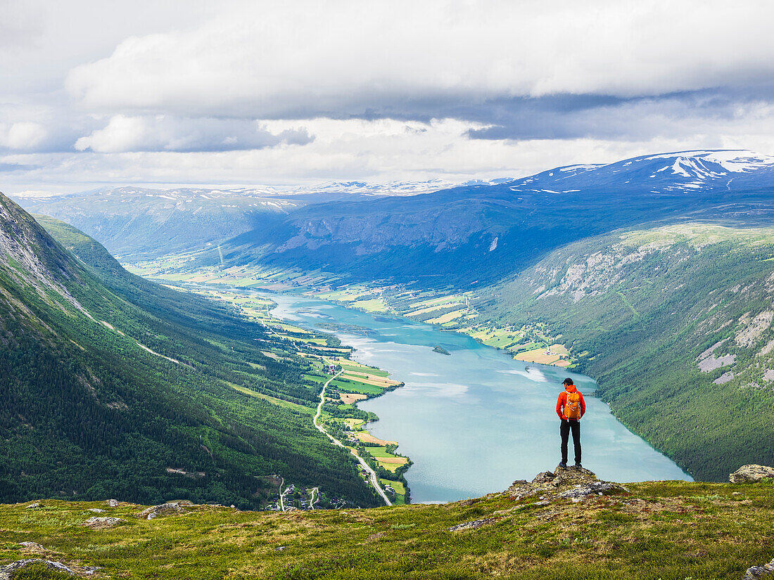 Wanderer in den Bergen mit Blick auf die Aussicht